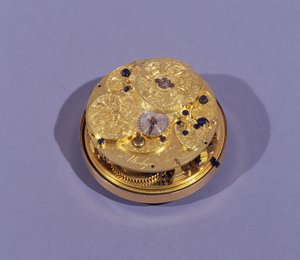 1755年にスペイン国王のために作られたロンドンのトーマスマッジ作の時計ムーブメントのバックプレート（真鍮とエナメル）（71012も参照）